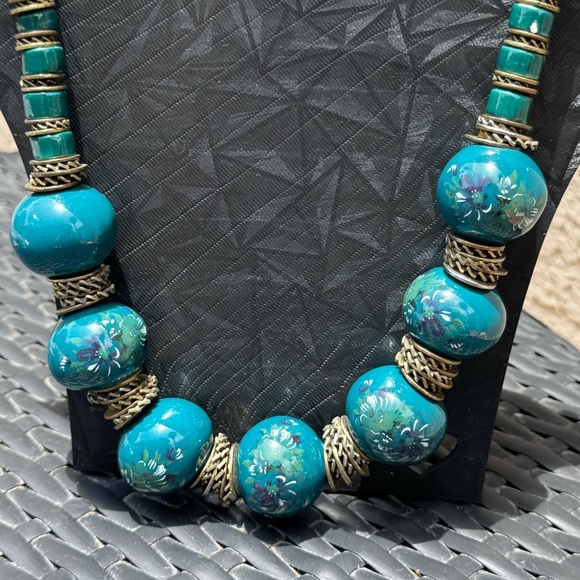 Ceramic beaded vintage necklace  featuring a painted floral design - Picture 3 of 5